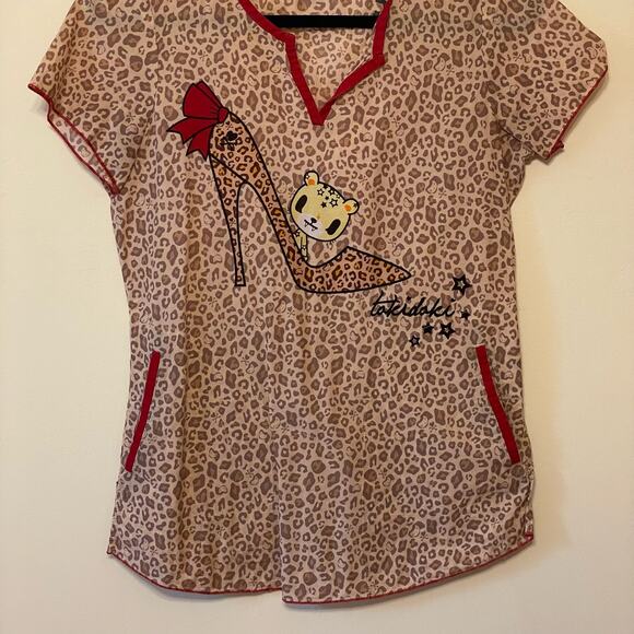 Tokidoki by Koi XS short sleeve scrub top cheetah animal print graphic cotton - Picture 3 of 7